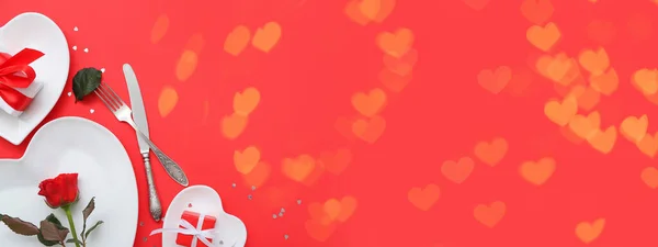 Stilvolle Tischdekoration Und Geschenke Zum Valentinstag Auf Rotem Hintergrund Mit — Stockfoto