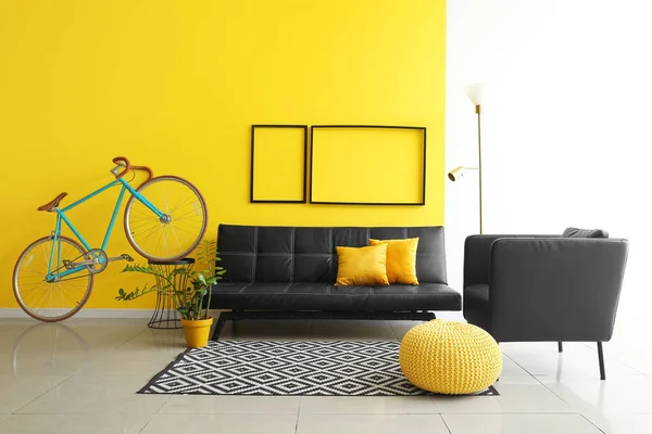 Interior Quarto Moderno Com Bicicleta Sofá Poltrona — Fotografia de Stock