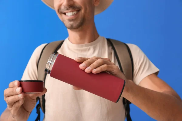 Turista Masculino Com Termo Sobre Fundo Cor — Fotografia de Stock