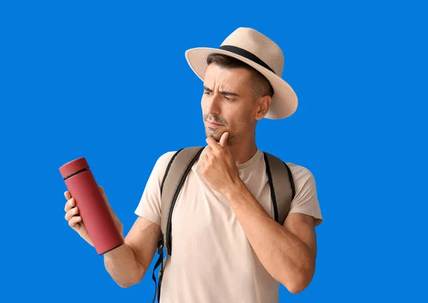 Pensiero Turista Maschio Con Thermos Sfondo Colori — Foto Stock