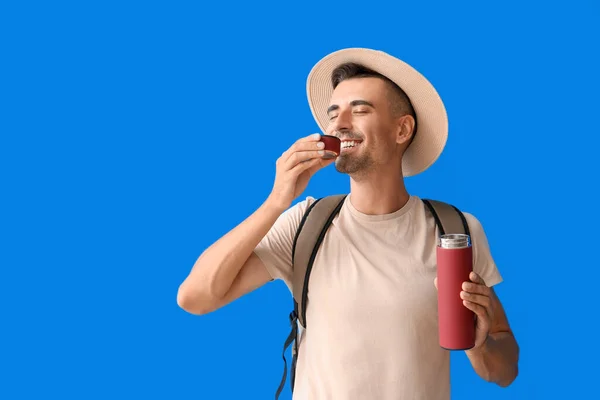 Male Tourist Thermos Color Background — Stock Photo, Image