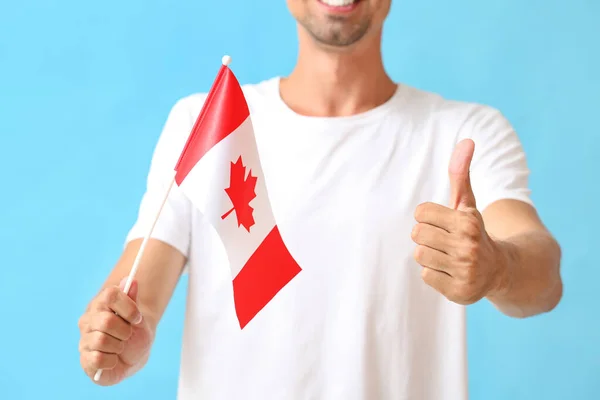 Joven Con Bandera Canadiense Mostrando Pulgar Hacia Arriba Sobre Fondo —  Fotos de Stock