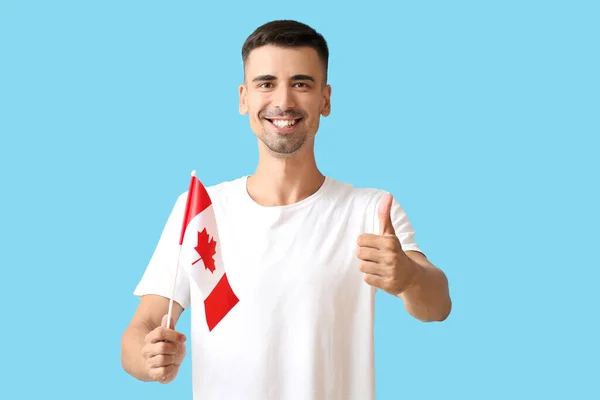 Jovem Com Bandeira Canadense Mostrando Polegar Para Cima Fundo Azul — Fotografia de Stock