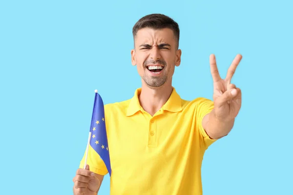 Νεαρός Σημαία Ευρωπαϊκής Ένωσης Δείχνει Χειρονομία Νίκης Στο Φόντο Χρώμα — Φωτογραφία Αρχείου