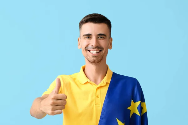 Ung Man Med Europeiska Unionens Flagga Visar Tummen Upp Färg — Stockfoto