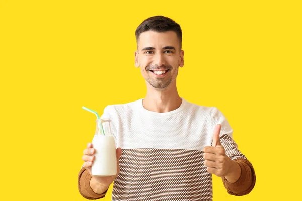 Jovem Com Garrafa Leite Mostrando Polegar Para Cima Fundo Cor — Fotografia de Stock