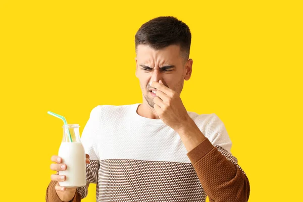 Young Man Lactose Intolerance Color Background — Stock Photo, Image
