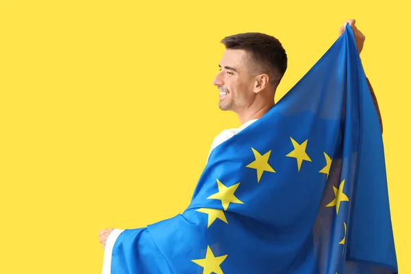 Mladý Muž Vlajkou Evropské Unie Barevném Pozadí — Stock fotografie