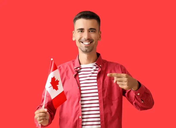 Jovem Feliz Com Bandeira Canadense Fundo Vermelho — Fotografia de Stock