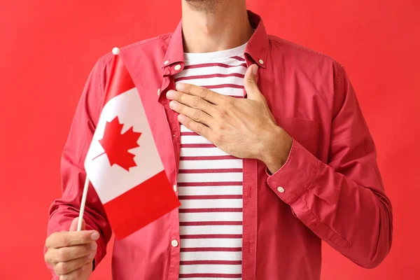 Młody Człowiek Kanadyjską Flagą Czerwonym Tle — Zdjęcie stockowe