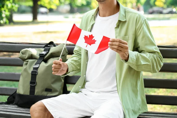 Mężczyzna Turysta Flagą Kanada Siedzi Ławce Park — Zdjęcie stockowe