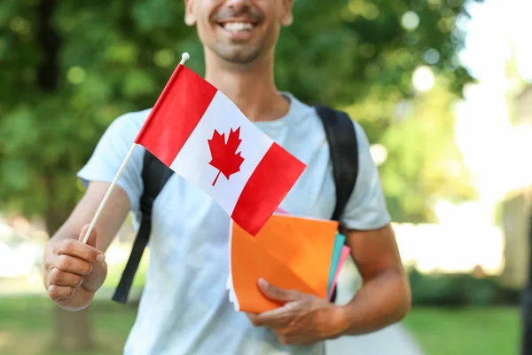 Étudiant Mâle Avec Drapeau Canada Extérieur — Photo