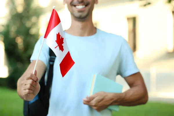 Студент Флагом Канады Открытом Воздухе — стоковое фото