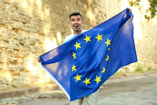 Ung Man Med Europeiska Unionens Flagga Utomhus — Stockfoto