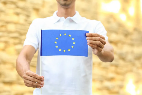 Ung Man Med Europeiska Unionens Flagga Utomhus — Stockfoto