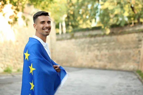 Молодой Человек Флагом Европейского Союза Открытом Воздухе — стоковое фото