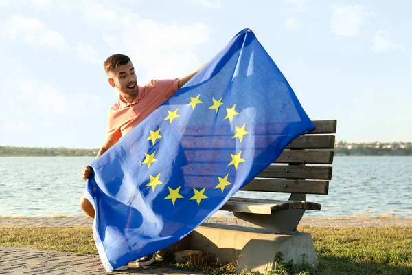 Ung Man Med Europeiska Unionens Flagga Nära Floden Utomhus — Stockfoto