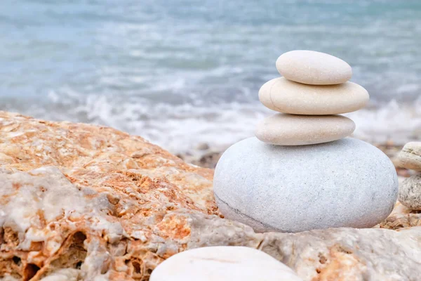 海のビーチで小石のスタック — ストック写真
