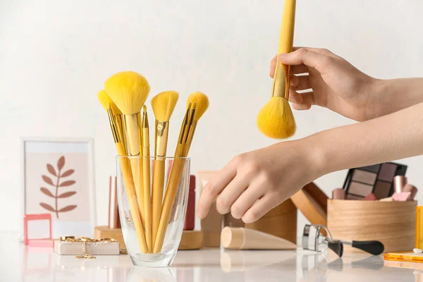 Woman Set Makeup Brushes Table — Stock Photo, Image