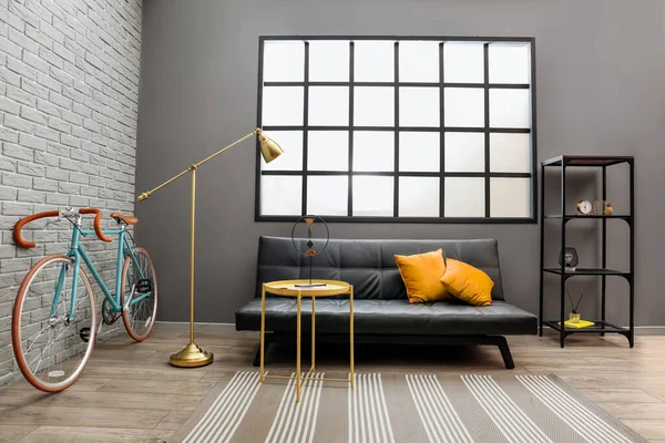 Interieur Einer Modernen Wohnung Mit Sofa Tisch Und Fahrrad — Stockfoto