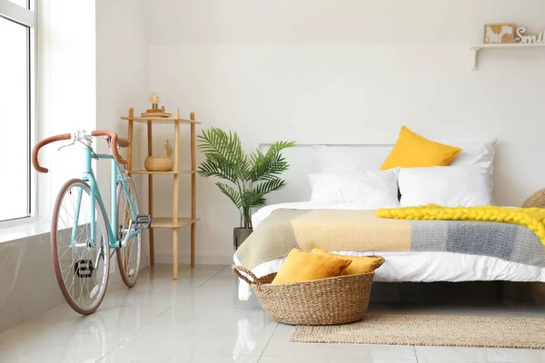 Interno Elegante Camera Letto Con Bicicletta — Foto Stock