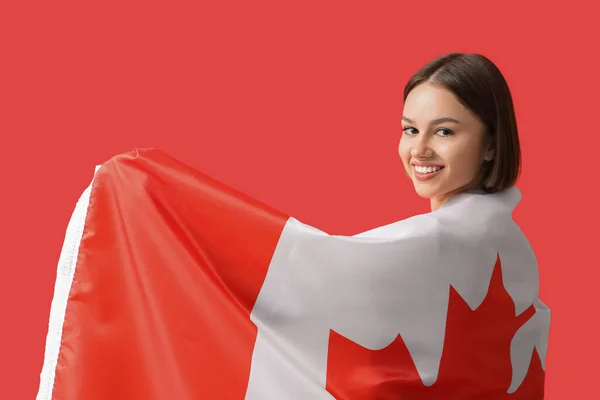 Hermosa Joven Con Bandera Canadiense Sobre Fondo Rojo —  Fotos de Stock