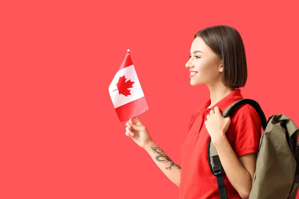 Mulher Bonita Com Bandeira Canadense Mochila Fundo Cor — Fotografia de Stock