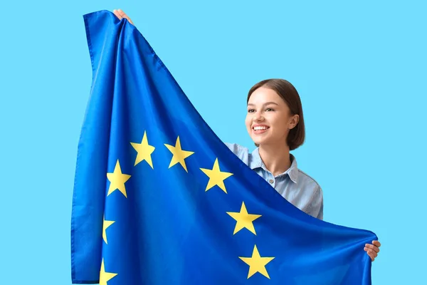 Mulher Bonita Com Bandeira União Europeia Fundo Azul — Fotografia de Stock