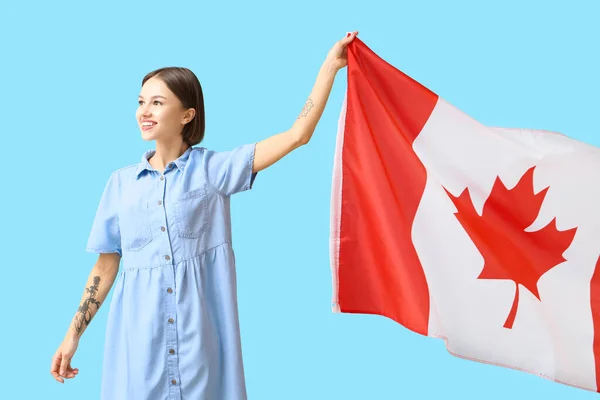 Bella Giovane Donna Con Bandiera Canadese Sfondo Blu — Foto Stock