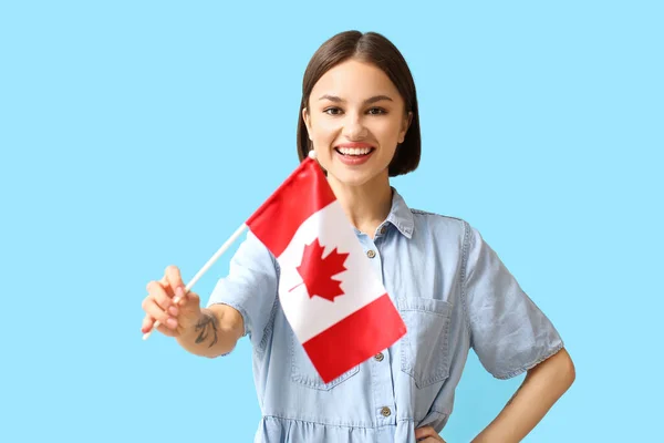 Mulher Bonita Com Bandeira Canadense Fundo Azul — Fotografia de Stock