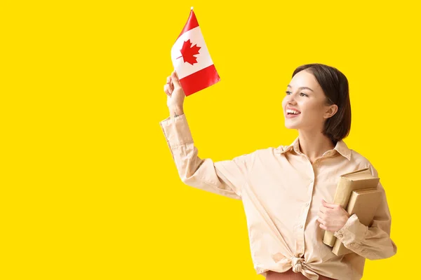 Estudiante Con Bandera Canadiense Sobre Fondo Color — Foto de Stock