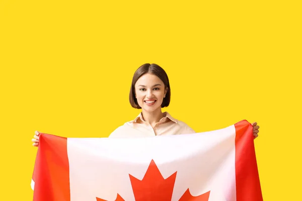 Гарна Молода Жінка Канадським Прапором Жовтому Тлі — стокове фото