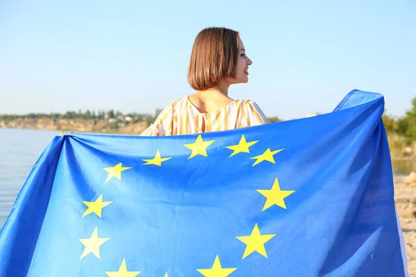 Όμορφη Νεαρή Γυναίκα Σημαία Της Ευρωπαϊκής Ένωσης Κοντά Στο Ποτάμι — Φωτογραφία Αρχείου