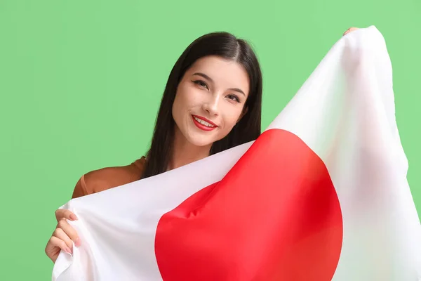 日本の国旗を背景に美しい若い女性 — ストック写真