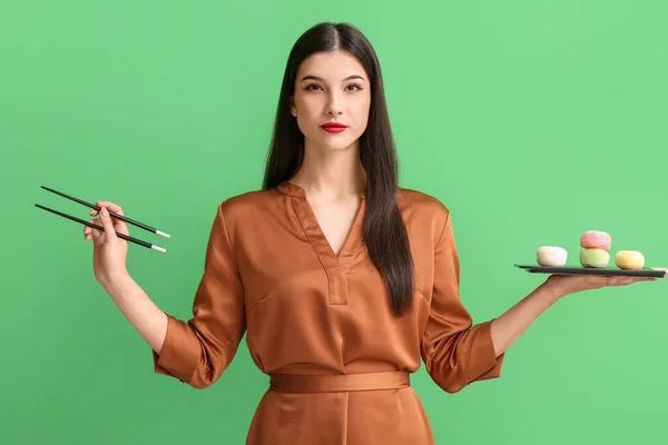 Hermosa Joven Con Sabroso Mochi Japonés Sobre Fondo Color —  Fotos de Stock