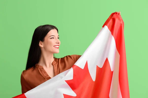 Schöne Junge Frau Mit Kanadischer Flagge Auf Grünem Hintergrund — Stockfoto
