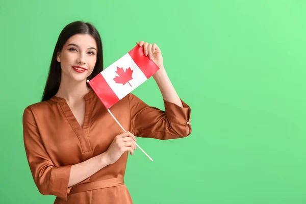 Mulher Bonita Com Bandeira Canadense Fundo Verde — Fotografia de Stock