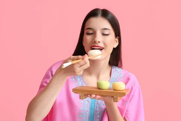 Όμορφη Νεαρή Γυναίκα Τρώει Νόστιμο Ιαπωνικό Mochi Στο Φόντο Χρώμα — Φωτογραφία Αρχείου