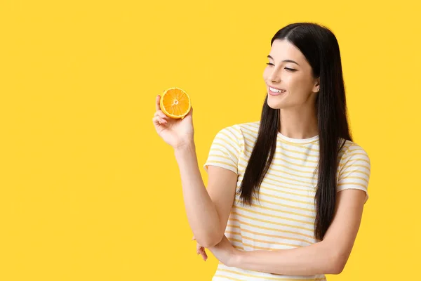 Mujer Joven Bonita Con Naranja Sobre Fondo Color —  Fotos de Stock