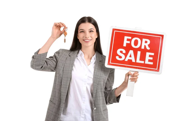 Immobilienmaklerin Mit Verkaufen Schild Und Schlüssel Auf Weißem Hintergrund — Stockfoto