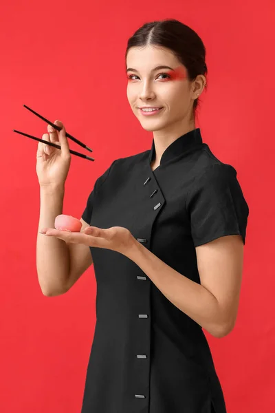 Schöne Junge Frau Mit Leckeren Japanischen Mochi Auf Farbigem Hintergrund — Stockfoto