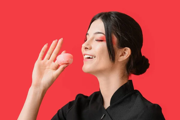 Bela Jovem Mulher Comer Saboroso Japonês Mochi Cor Fundo — Fotografia de Stock