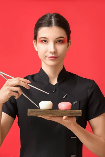 Красивая Молодая Женщина Вкусным Японским Моти Цветном Фоне — стоковое фото