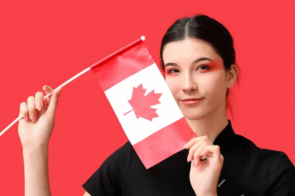 Mulher Bonita Com Bandeira Canadense Fundo Vermelho — Fotografia de Stock