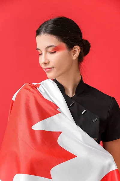 Vacker Ung Kvinna Med Kanadensisk Flagga Röd Bakgrund — Stockfoto