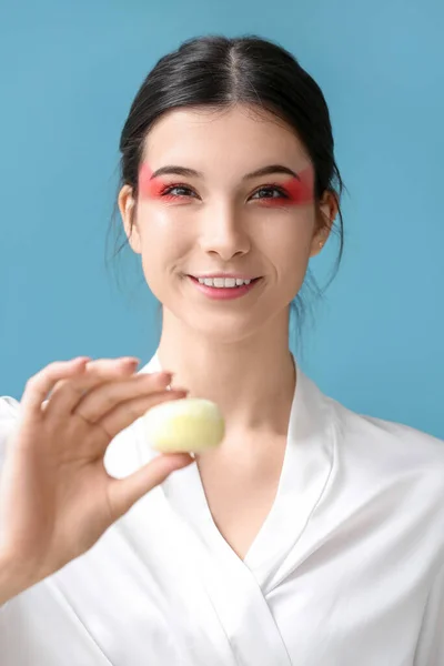 Krásná Mladá Žena Chutnými Japonské Mochi Barevném Pozadí — Stock fotografie