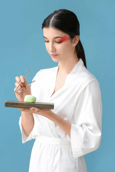Schöne Junge Frau Mit Leckeren Japanischen Mochi Auf Farbigem Hintergrund — Stockfoto