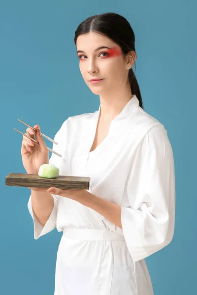 Красивая Молодая Женщина Вкусным Японским Моти Цветном Фоне — стоковое фото