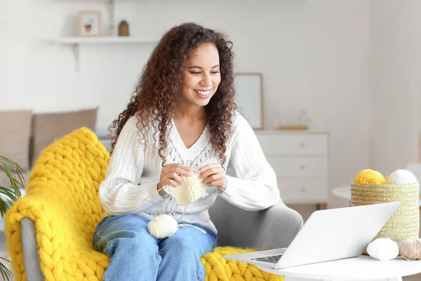 Young African American Woman Taking Online Knitting Classes Home — Stock Photo, Image