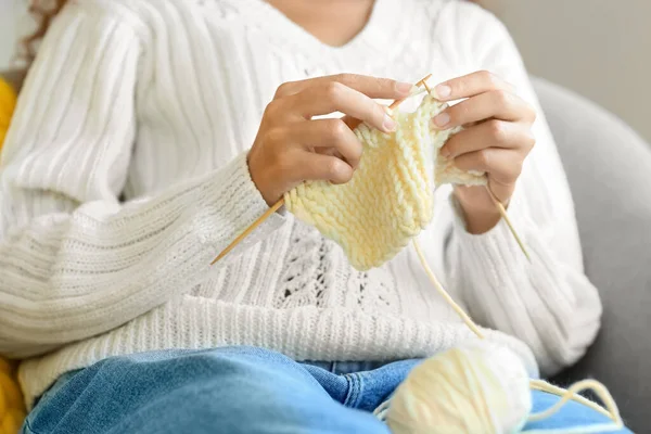 Young African American Woman Knitting Home Closeup — Stock Photo, Image
